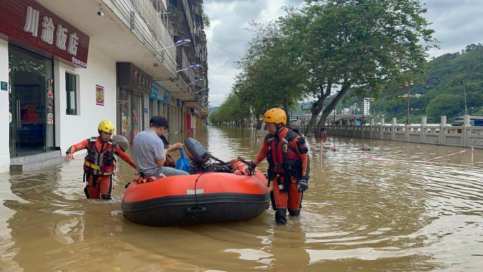 广东肇庆：封开县西江水位快速上涨，消防紧急转移被困群众