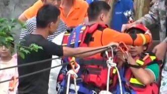 村民突发疾病，消防员洪流中搭绳桥送病患