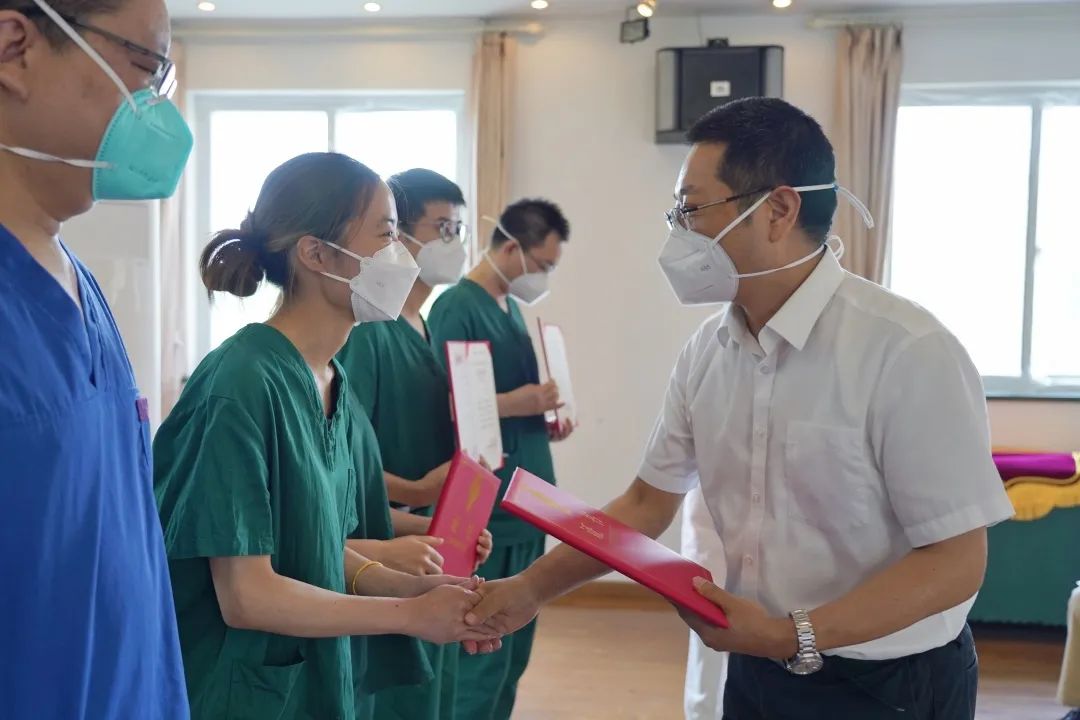 6月9日,上海,普陀區委副書記,區長肖文高向駐點單位醫務人員代表頒發