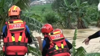 病人被洪水围困，消防助其横渡河水就医