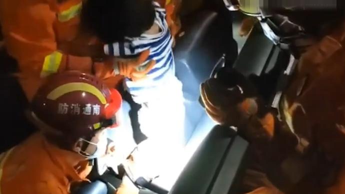 5岁女童被卡电影院座椅，消防员破拆救援
