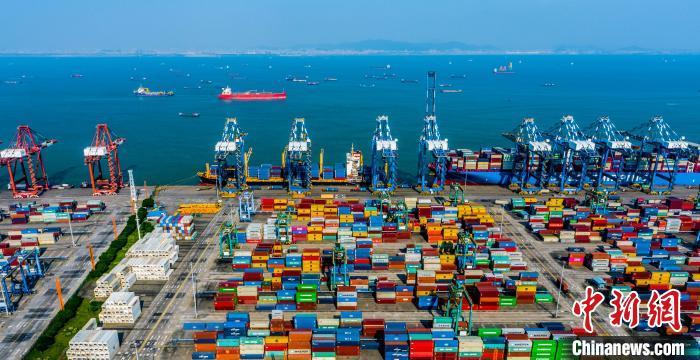 府上图：本年前4月广州南沙港区外贸集装箱婉曲量革命高。广州市港务局 供图