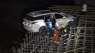 轿车深夜疾驰失控飞入6米“钢架林”，两人被困车内