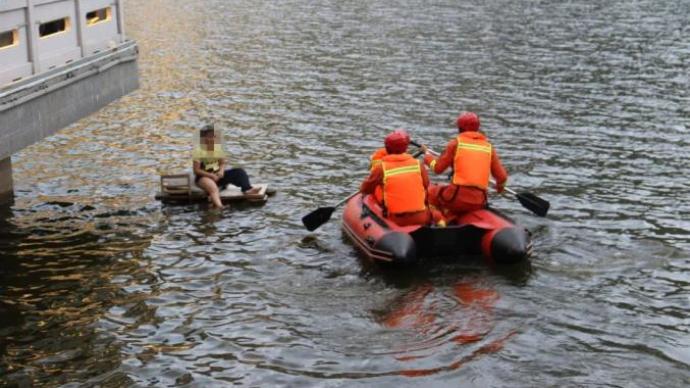 “熊孩子”湖边戏水被鱼钩扎脚，消防紧急救援