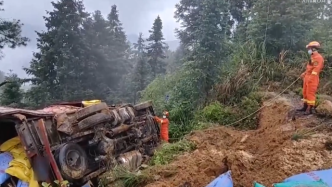 福建福安：降雨塌方，货车坠崖消防紧急救援