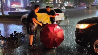 消防員歸隊途中見女子因車禍躺在路上，滂沱大雨中展開救援