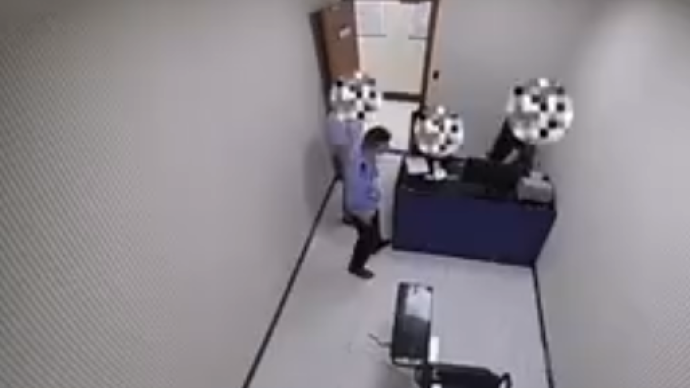 当铺里应外合，老板娘花3000元买走男孩价值3万元金饰