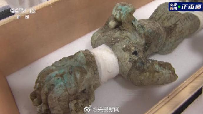 三星堆出土点赞姿势铜立人：发型“大背头”、衣着“坎肩”