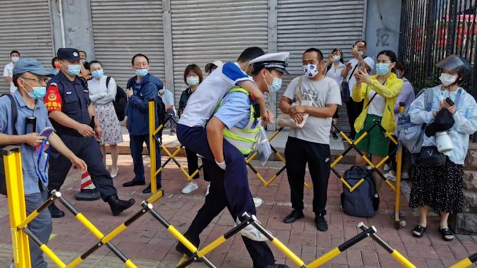 中考考生身體不適,輔警背他進考場