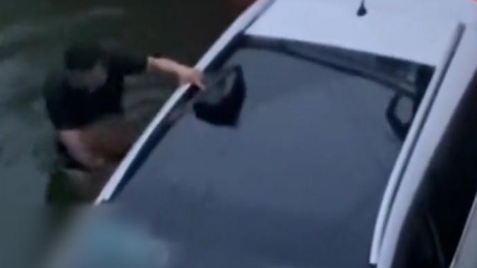 女子駕車墜河，路人跳水砸窗救人