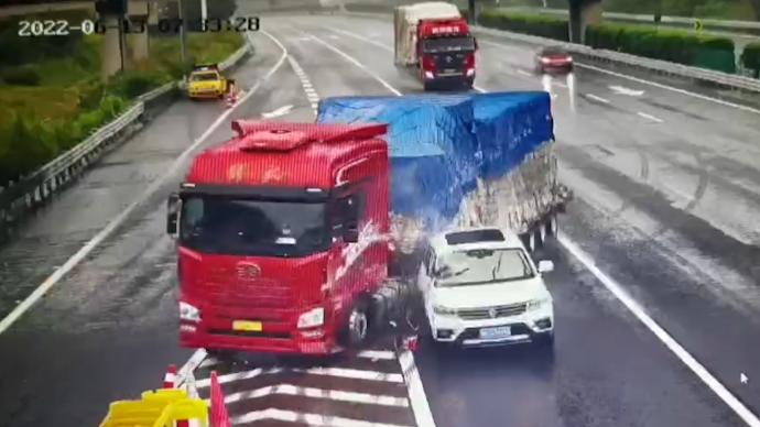 监拍：越野车实线变道惹祸，半挂车“甩出”骑上护栏