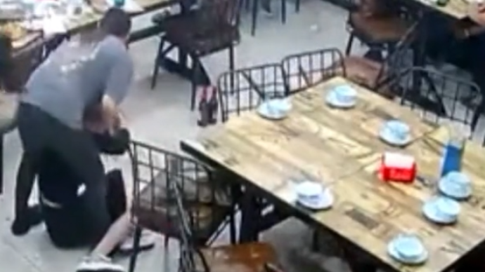 唐山一烧烤店多名男子骚扰殴打女性：警方已立案，妇联正跟进