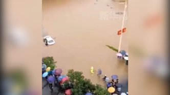 汽车被洪水淹没，众人合力拉回