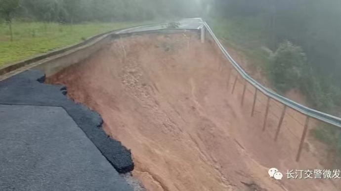 受強降雨影響，319國道福建長汀縣路段塌方交通中斷