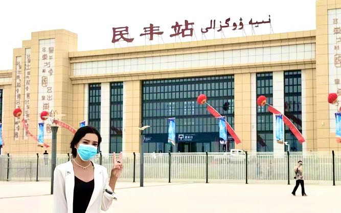 和若铁路民丰站迎来首趟列车,各族群众载歌载舞,热情迎接15:25