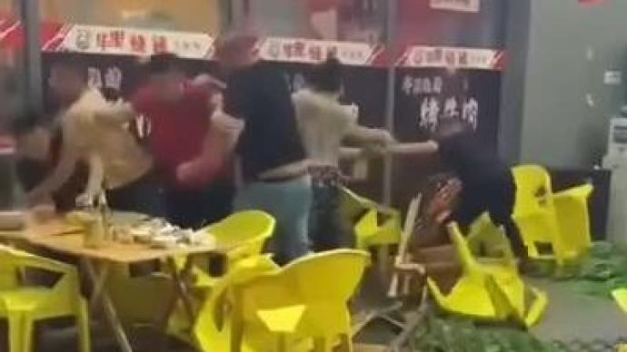 四川內江兩家燒烤店爭奪客源發生斗毆，涉案人員已得到控制