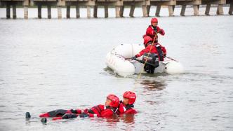 上海消防开展水域救援实战演练，出动43台消防车30艘舟艇