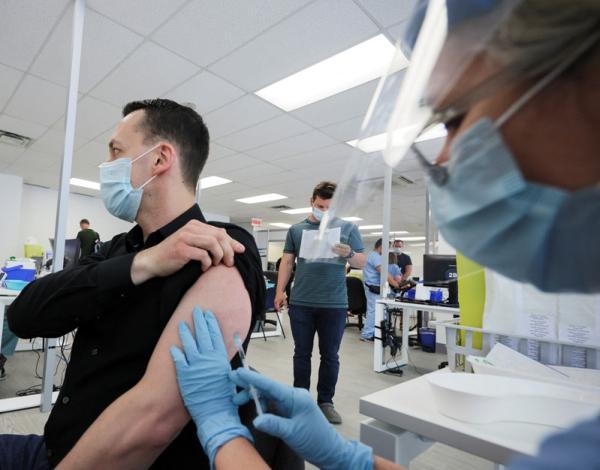 图片:6月7日,加拿大蒙特利尔的别称须眉接受猴痘疫苗接种