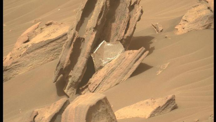 NASA在火星上發現人類垃圾？閃亮金屬薄片嵌在巖石間，產自美國
