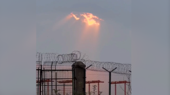 徐州天空出现“金光普照”景象，气象局：阳光透过对流云产生