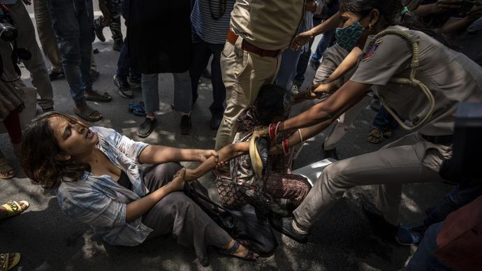 早安·世界｜印度年輕人抗議征兵改革燒毀火車，警方開火