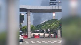 563名消防队员参与扑救上海石化火灾，正进行保护性燃烧