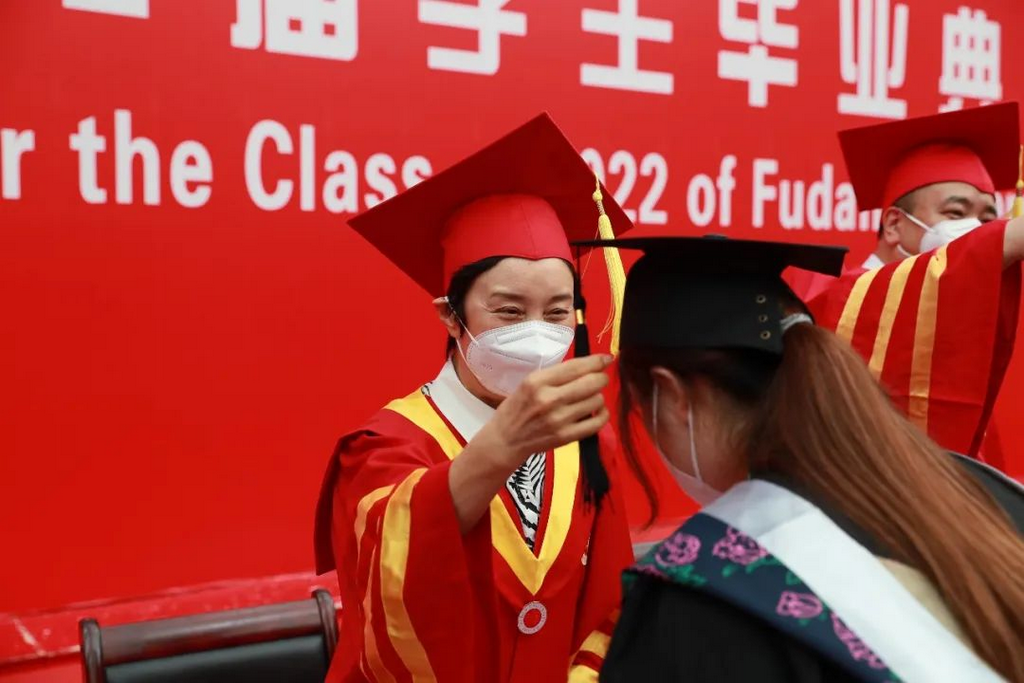 复旦大学党委书记焦扬为学生拨穗.