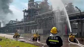 消防灭火机器人上场，参与上海石化火灾现场扑救