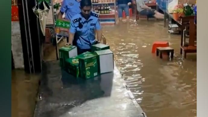 暴雨来袭街道被浸，广东梅州民警撑船救援