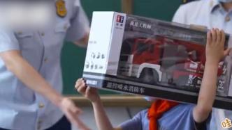 打119救下30只狗的小男孩被消防員獎(jiǎng)勵(lì)了