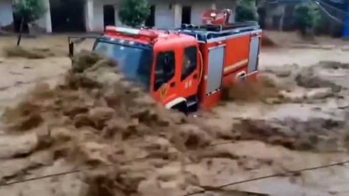 連日暴雨廣東韶關部分地區停課、公交停運，多路段積水嚴重