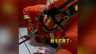 夫妻存錢罐打不開求助消防，消防員破拆后與存錢罐合影