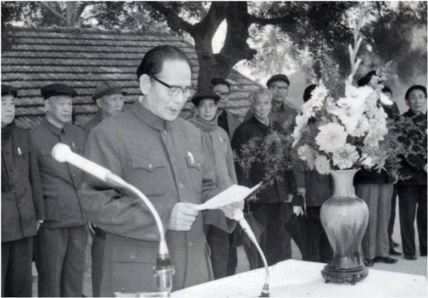 厦门市委书记陆自奋在郑成功雕像奠基仪式上讲话，后排左二为傅家麟副主任委员。