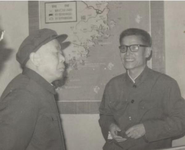 伍洪祥主任委员（左）听取郑成功纪念馆副馆长张宗洽（右）的讲解。
