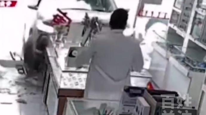 尷尬!男子開車買眼鏡結(jié)果把車開進(jìn)店里了