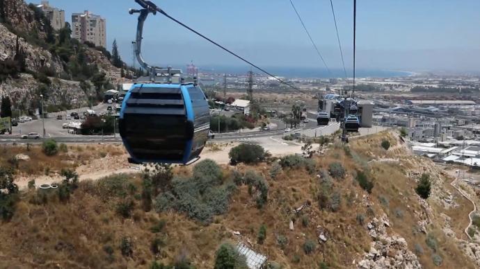 以色列最大港口城市海法：大学生坐缆车上学
