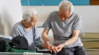 滿頭白發(fā)的七旬兒子照顧九旬生病母親