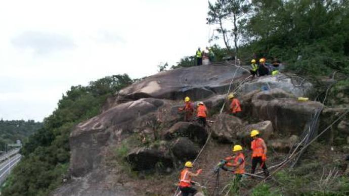 深汕高速山体巨石开裂坍塌后，现场多次爆破清理路障