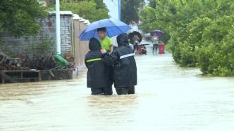 浙江常山洪水淹没放学路，村干部来回背送学生回家
