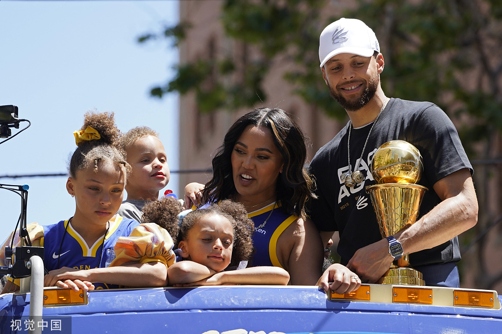 体坛联播库里携三座mvp奖杯游行吉格斯打女友被迫辞职