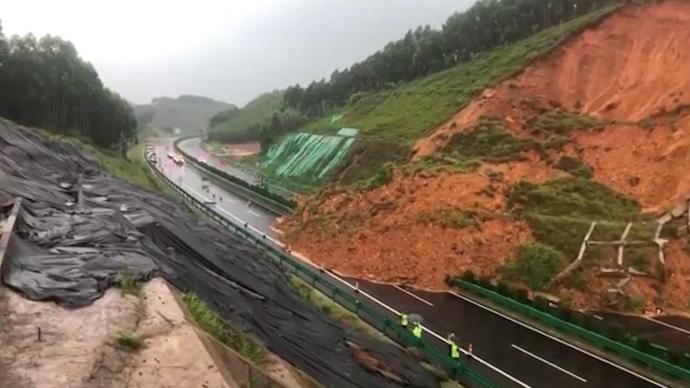 广西来宾多地遭受雨水侵袭，多条道路出现塌方泥石流灾害