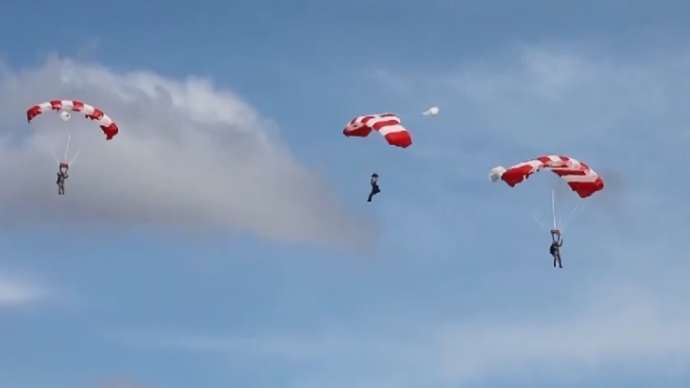 视频丨大飞机集群伞降实兵演练，锤炼空降渗透能力