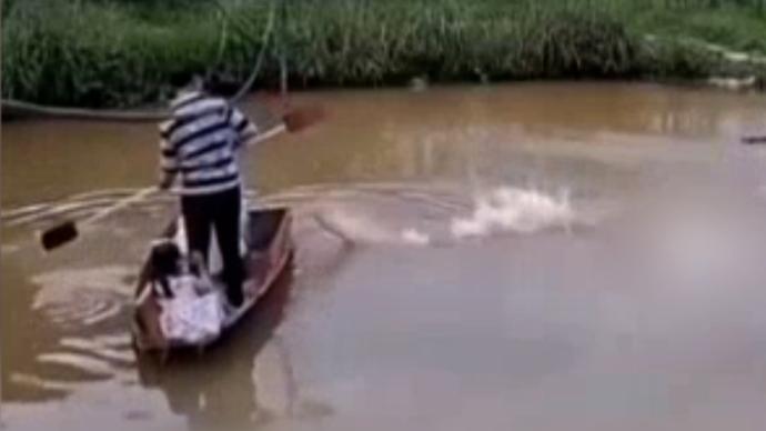 家人带孩子鱼塘划船，18斤大鱼“自投罗网”跳上船