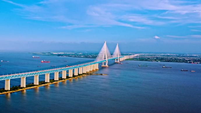一镜到底穿越江河看上海：沪苏通大桥助力长三角交通一体化