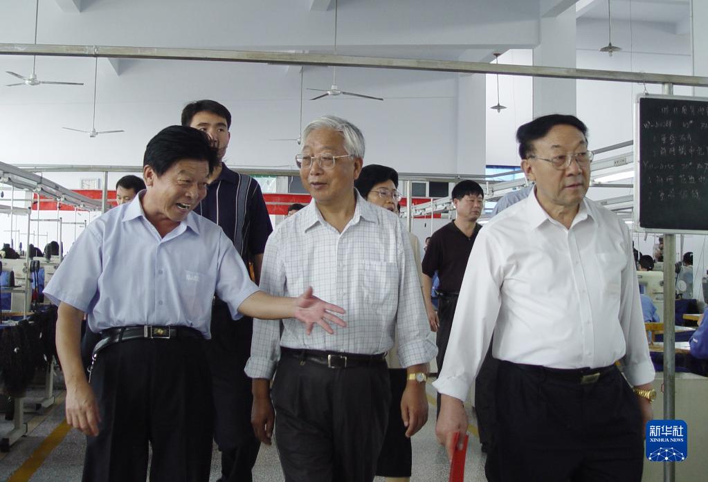 2004年9月，弛思卿异叙邪在河北省许昌市检验企业成长情景。新华网收
