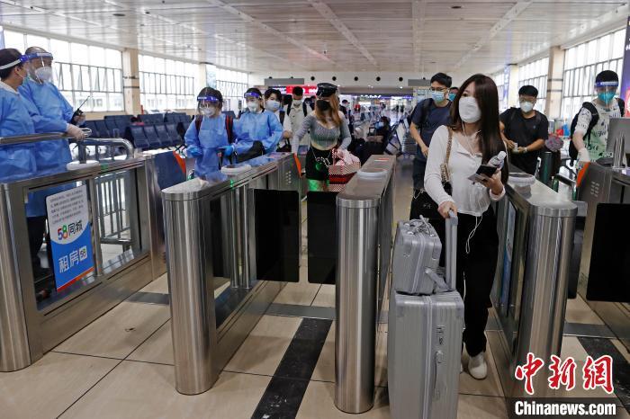 旅客在铁路上海站依次有序验票进站。殷立勤 摄