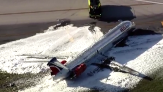 一架客机在美国迈阿密国际机场迫降后起火，造成至少4人受伤