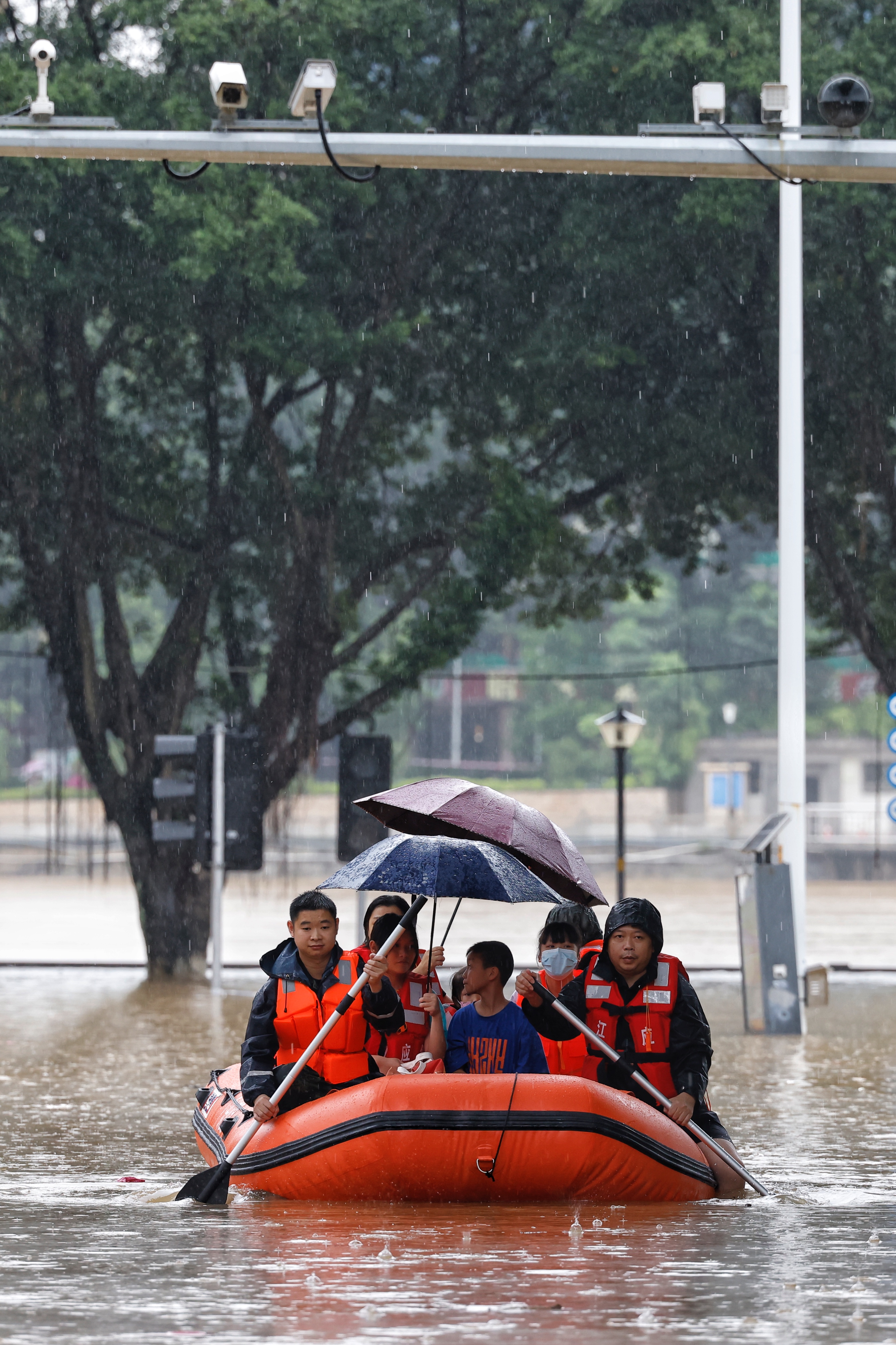 22日凌晨,北江干流今年以来最大洪水的第二个洪峰被成功削平,避免韶关