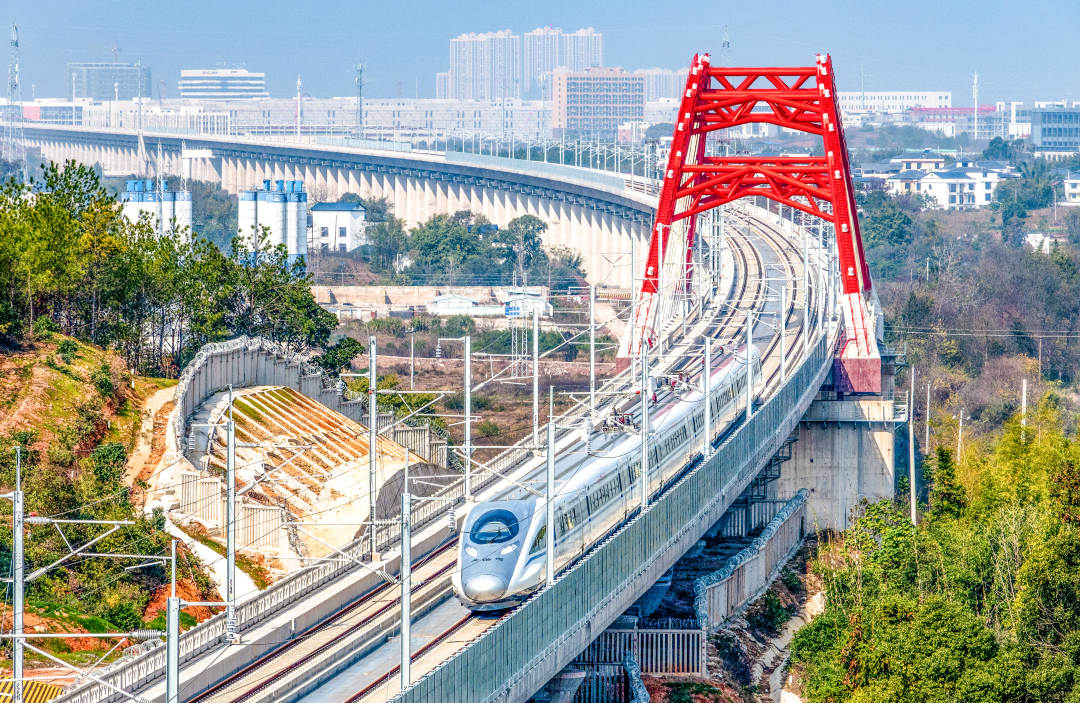 圖為列車飛馳在贛深高鐵信豐特大橋上. 劉小平 攝