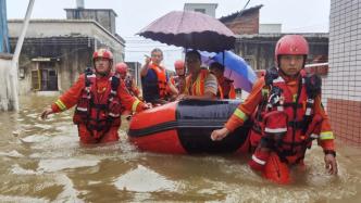 广东清远暴雨引发洪灾，伦洲岛400余名村民连夜撤离